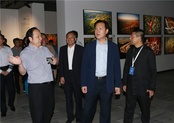 2、全国政协常委、中国文联党组成员、副主席李前光观看展览.JPG