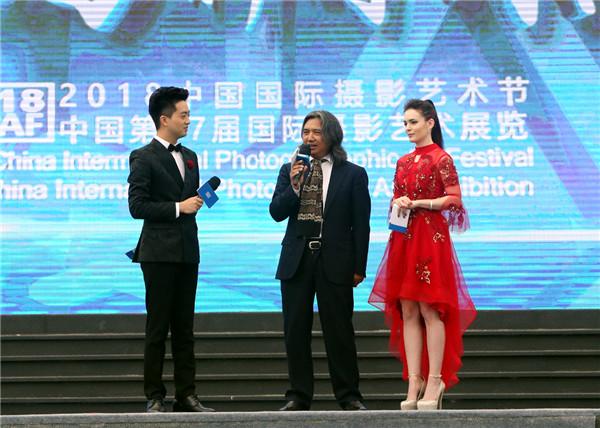 5、本次节展总策展人、中国美术馆馆长吴为山在开幕式上接受主持人采访.JPG
