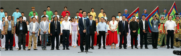 1、全国政协常委、中国文联党组成员、副主席李前光宣布本次节展开幕.JPG