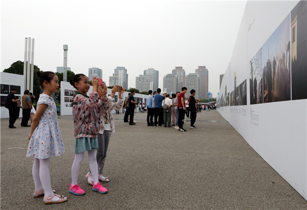12、本次节展为郑州市民和广大摄影爱好者奉上了一场精彩纷呈的艺术盛宴.JPG