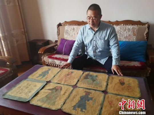  这套与高平炎帝行宫有关的壁画蓝本底稿的收藏者是当地研究炎帝民俗文化学者王永忠　李吉毅　摄