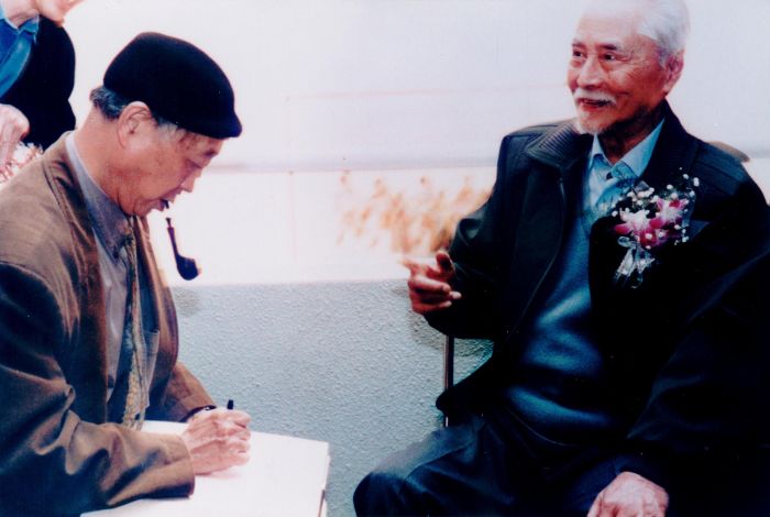 1992年黄永玉（左）与叶浅予（右）