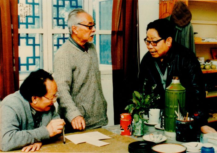 1998年，丁聪（右一）、叶浅予（中）、黄苗子（左）在富春画苑