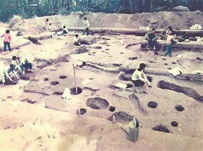 遗址挖掘时，国内多名顶级文物专家赶来三水参与挖掘研究。
