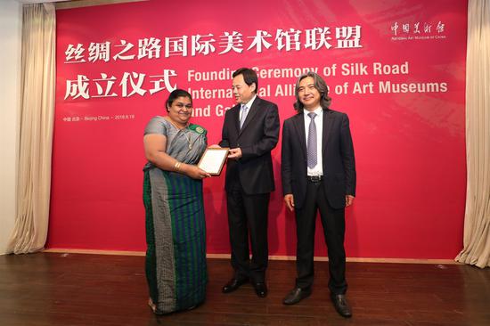 向斯里兰卡文化局文化主管阿努莎·戈库拉·费尔南多·皮努姆卡拉什颁发中国美术馆国际顾问证书