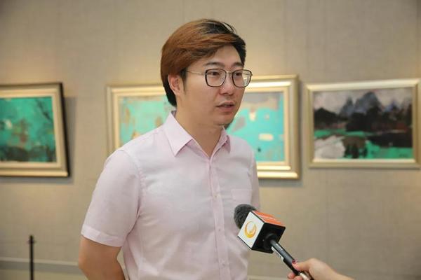 本次画展执行策展、桂林市花桥美术馆宣传部主任吴莘岚接受桂林电视台采访。