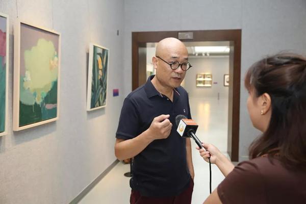 本次画展学术主持、桂林市油画艺委会主任肖瑶宁接受桂林电视台采访。