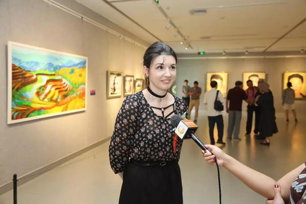 本次画展参展画家来自俄罗斯的阿娜斯塔嘉接受桂林电视台采访。