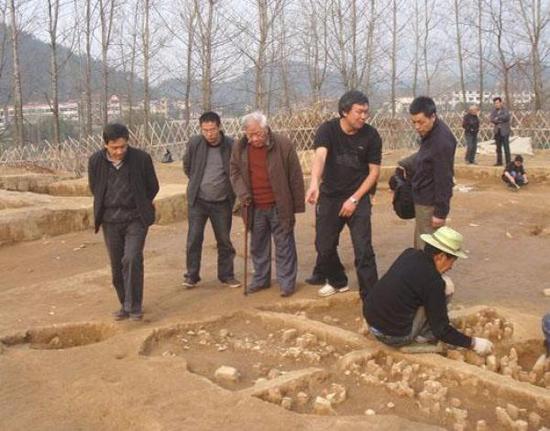 张忠培先生（左三）考察考古工地