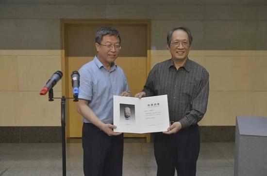 山西省文物局总工程师赵曙光向王纯杰先生颁发证书