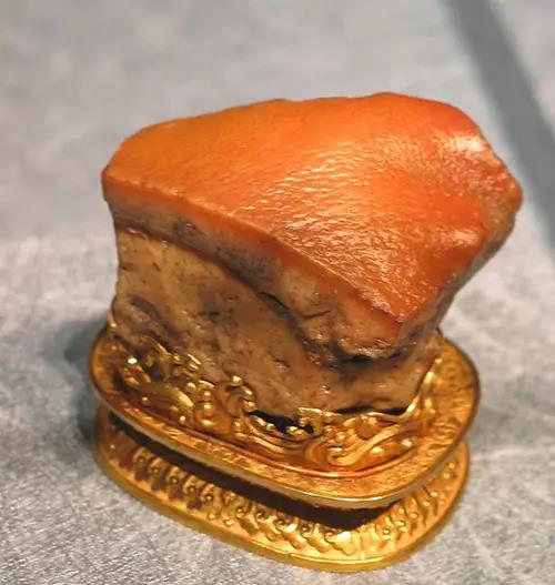 台北故宫博物馆的黄腊石“东坡肉”