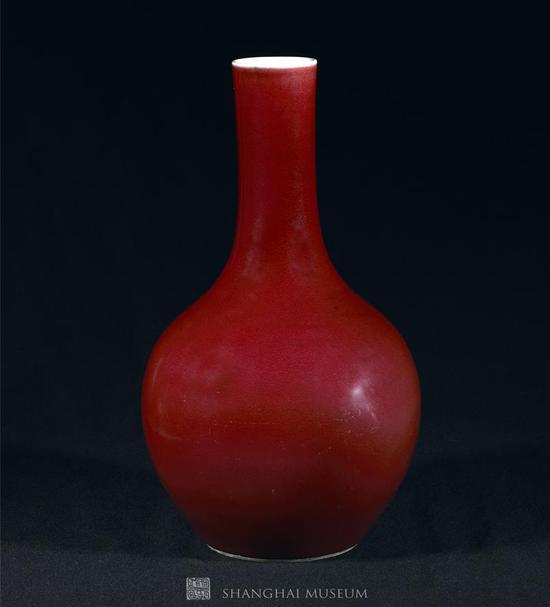 乾隆 景德镇窑红釉瓶   图片由上海博物馆提供