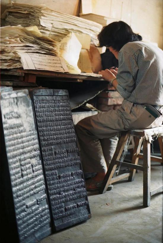 徐冰于北京大兴采育乡古籍印制厂制作《天书》，1988。