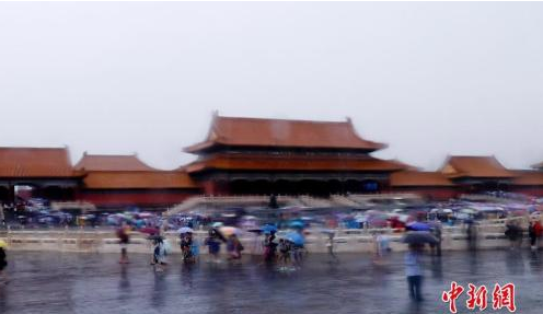  资料图：7月17日，北京连日降雨，游客在北京故宫游览兴致不减