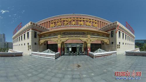 图为外观造型按照佛教“坛城”的形状设计建造的热贡艺术博物馆