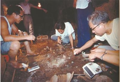 黄展岳（右）与麦英豪（左）在南越王墓主棺室清理出土玉衣。