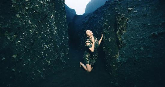 冰岛女歌手比约克（Bj?rk）在MoMa举办同名展览“比约克"。图片：鸣谢MoMA