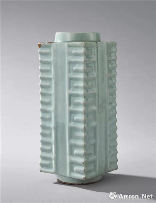 817 宋 龙泉窑琮式瓶（400-500万JPY）H27cm L10.2cm W10.2cm
