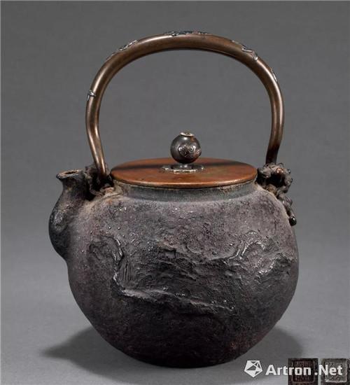 104 亀文堂 山水纹铁壶（80-120万JPY）H19.3cm  壶款：日本亀文 底款：家拙日本琵琶湖之东
