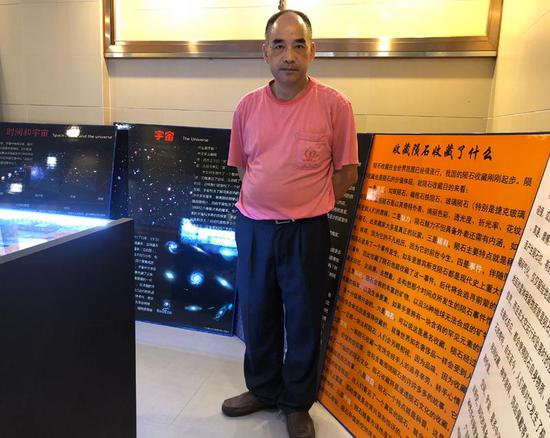 在广州，陨石爱好者江少佳在家里的地下室打造了个人陨石收藏博物馆。 向凯 摄
