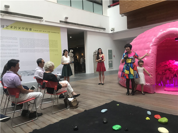 8-参展艺术家周煜嵋在她的作品《什么》前发言.jpg