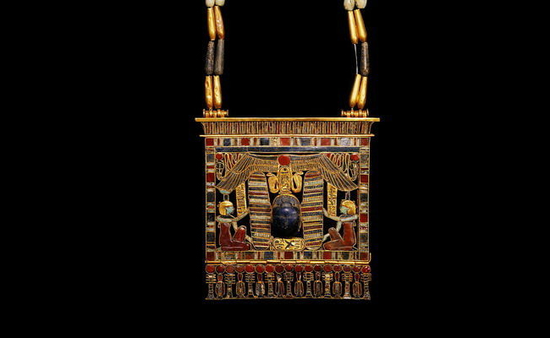 一件埃及第十二王朝时期的腰带，青金石圣甲虫
