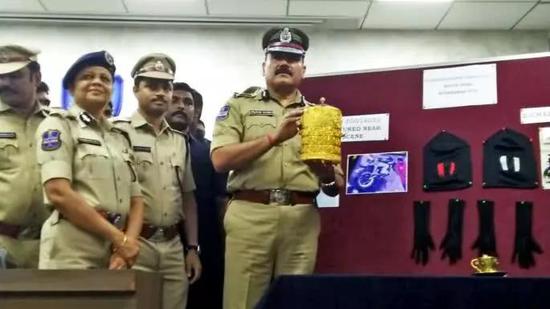 ▲印度警方展示此前被盗的金饭盒