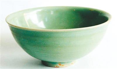 海捞瓷青釉菊花纹碗