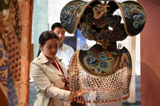 9月27日，在敦煌国际会展中心，参观者欣赏展出的艺术品。