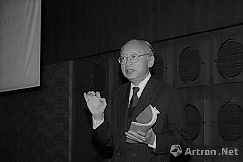 2004年10月，方闻教授在清华大学做题为《视觉与文字：中西交汇》的演讲