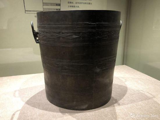 勾连雷纹铜桶，西汉，高36 口径34 底径30.2，广西壮族自治区去博物馆藏