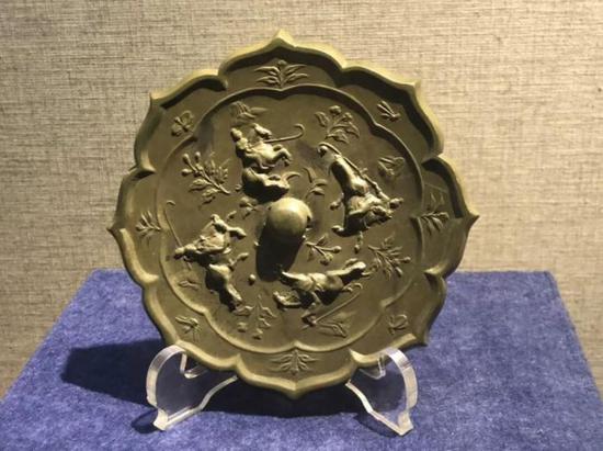 打马球铜镜，唐代，扬州博物馆藏