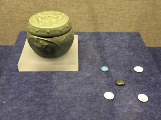 （左）龙泉窑青豆釉棋子罐，元代，四川博物馆藏
