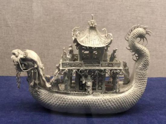 生瓷龙舟，清代，扬州博物馆藏