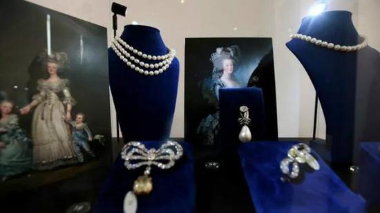 这些珠宝正在迪拜展出，吸引了大批观众前去欣赏。