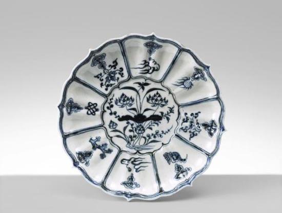 景德镇窑青花莲池杂宝纹莲瓣形盘 元代（1271—1368年）上海博物馆藏