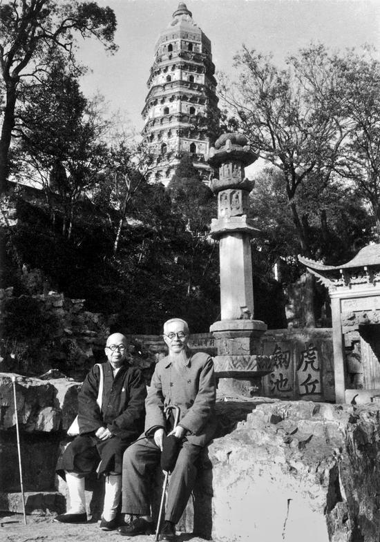 1965年与广洽法师在苏州虎丘塔下（照相馆拍）