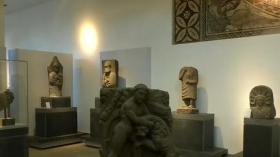 叙利亚国家博物馆展厅内文物