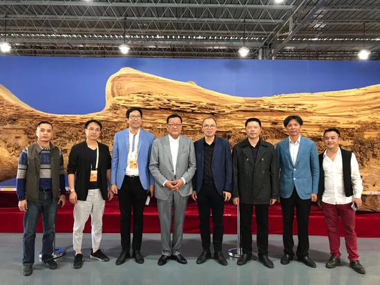 根雕《清明上河图》 凤凰卫视合影