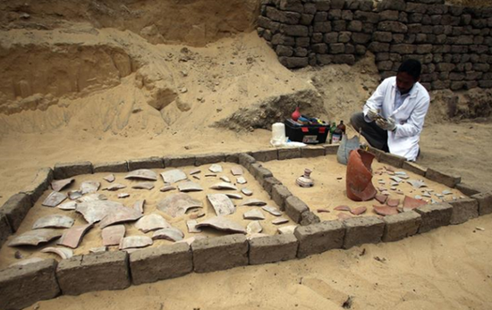 11月10日，在埃及吉萨省塞加拉，考古学家在挖掘现场工作。