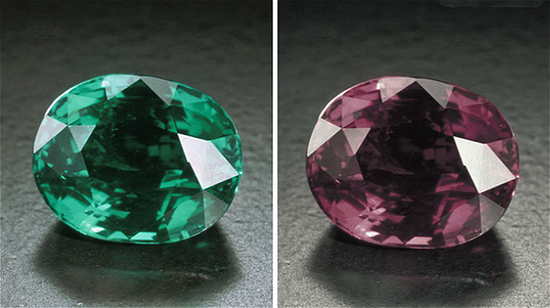 这颗 7.19 克拉的亚历山大变石利用切工突显了颜色变化的魅力。在日光下宝石呈蓝绿色，而放到白炽灯下则变成了红紫色。