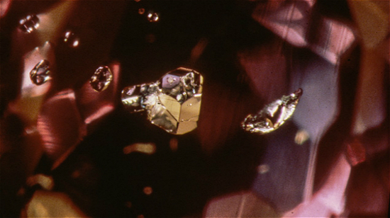 一颗微小的六面体磷灰石晶体装饰着这颗来自巴西 Hematita 经典产区的亚历山大变石的内部。