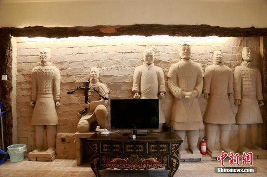 11月27日，民宿内的“兵马俑”电视墙。 中新社记者 张远 摄