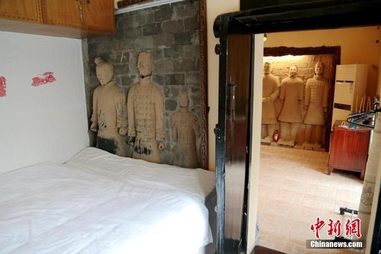 11月27日，民宿卧室内的“兵马俑”装饰。 中新社记者 张远 摄