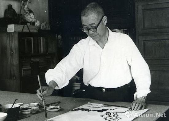 1965年潘天寿在杭州景云村寓所止止室作画