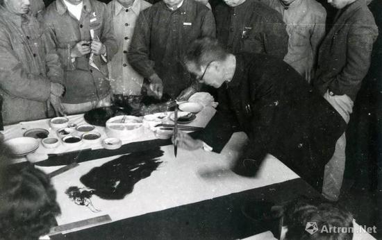 1959年，潘天寿为学生示范