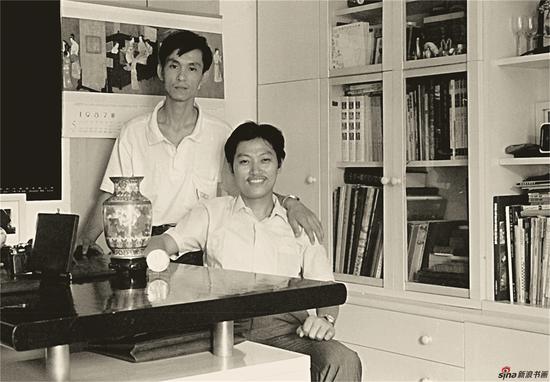 1990年，何家英与高云合作获奖后，在南京高云家庆贺并合影 ，