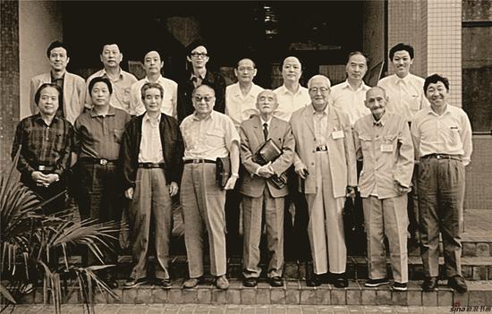 1992年，高云出席江苏省文代会，与美术界代表合影