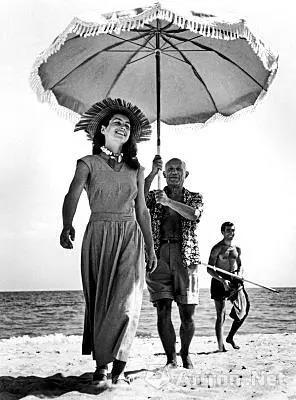 吉洛特与毕加索在法国南部海滩