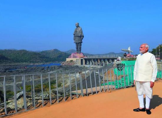 印度总理莫迪在“统一雕像”旁